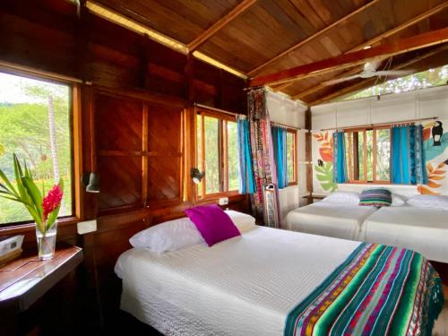 En eller flere senge i et værelse på Pacific Edge Eco Lodge
