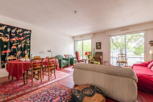 un salon avec un canapé et une table dans l'établissement Port Royal Apart de Charme-Parking-Cœur de Ville, à Nantes