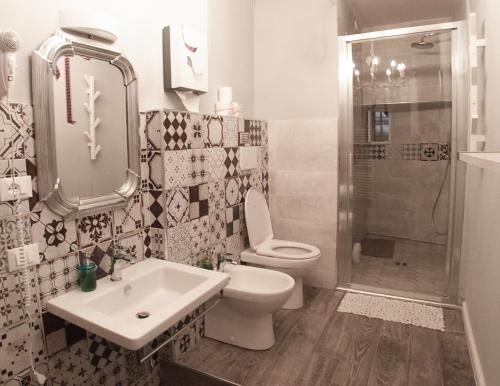 a bathroom with a toilet and a sink and a shower at Ciao Bella Divas in Riomaggiore