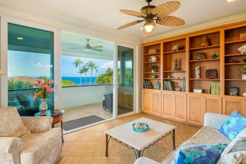 Ruang duduk di Hale Ohana Nui home