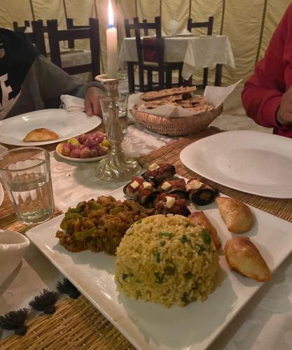 Đồ ăn tại/gần lều trại sang trọng