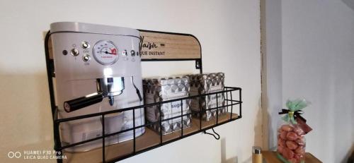 eine Kaffeemaschine auf einem Regal in einer Küche in der Unterkunft Appartement Cosy au cœur de la Champagne in Cramant