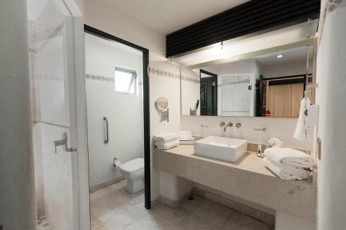 Ett badrum på Zafiro Beach Boutique Resort