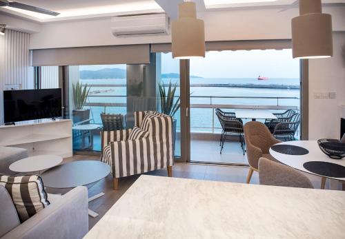 A vacation dream apt in front of the sea