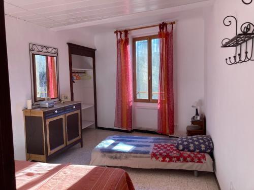 une chambre avec deux lits, une commode et un miroir dans l'établissement Pélissanne, superbe appartement entièrement rénové, à Pélissanne