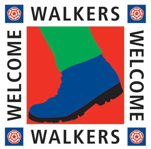 a label with a shoe with the words walkers walkers at Al vecchio fienile in Fagagna