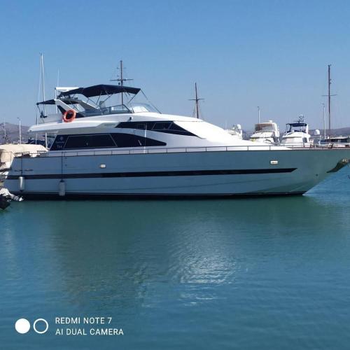 a boat is docked in the water at ΜΕΓΑΡΑ yacht Λιμανι Νέας Περάμου in Megara