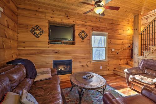 Χώρος καθιστικού στο Decks and Panoramic Views Rustic Sparta Cabin