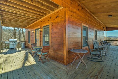 Μπαλκόνι ή βεράντα στο Decks and Panoramic Views Rustic Sparta Cabin