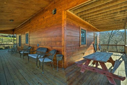 Μπαλκόνι ή βεράντα στο Decks and Panoramic Views Rustic Sparta Cabin