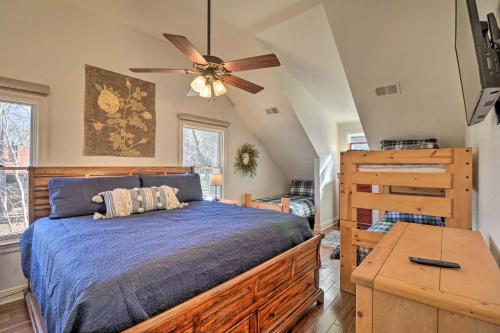 Giường trong phòng chung tại Riverfront Heber Springs Home Spacious Deck!