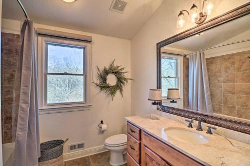 Phòng tắm tại Riverfront Heber Springs Home Spacious Deck!