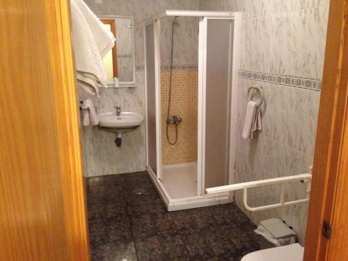 Phòng tắm tại Hostal Delfin Verde