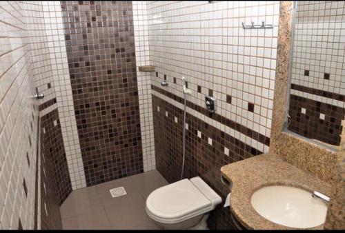 y baño con aseo y lavamanos. en Hotel Sol Buriti, en Goiânia
