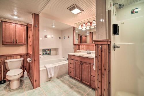 un bagno con un water, una vasca e un lavandino di Sunny Sapphire Townhome with Resort Amenities! a Sapphire