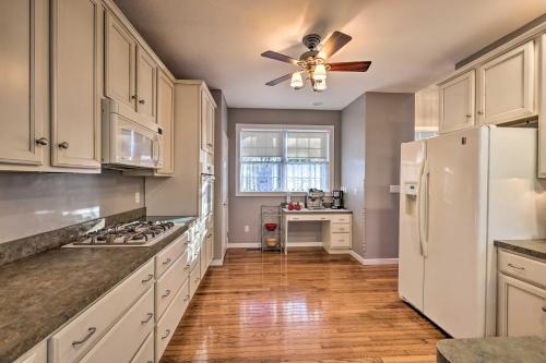 Gallery image of Chic Poconos Getaway with Deck and Home Theater! in Pocono Pines