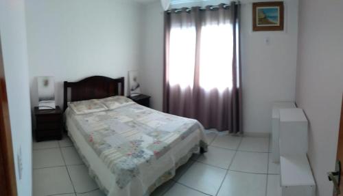Giường trong phòng chung tại Condominio Residencial Marina Club