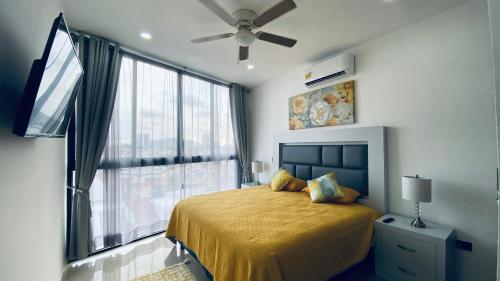 a bedroom with a bed and a large window at Depa lujoso cerca del malecón by G P S rentas in Mazatlán