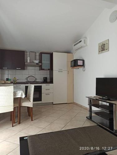 Kuchyň nebo kuchyňský kout v ubytování Apartmani Lun Vir