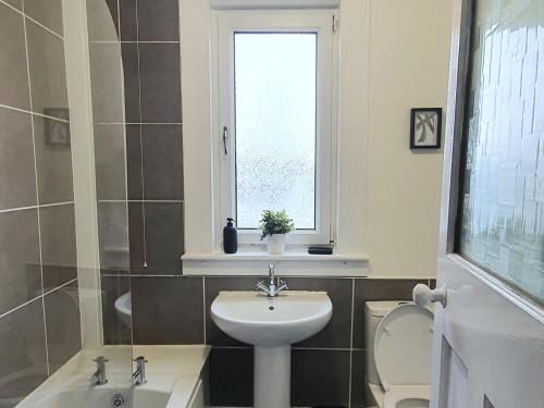 Bathroom sa Large 3 Bed Apartment Glasgow West End Free Parking & Electric Vehicle point