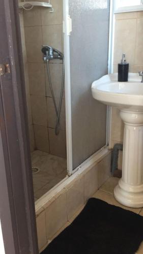 a bathroom with a shower and a sink at Hotel Terrazas Del Mar in Viña del Mar