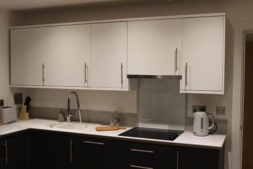 Una cocina o kitchenette en Luxury 1 Bed Apartment In The Heart Of Rochester