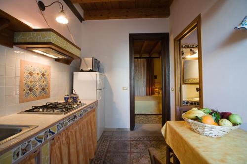 Kitchen o kitchenette sa Sicilia Ovest - Domus Mariae Charming Apartments with Balcony