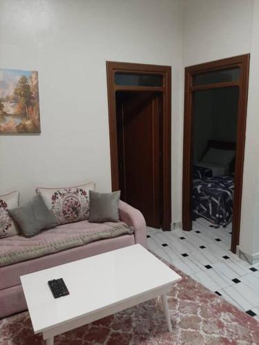 een woonkamer met een bank en een salontafel bij Ground Floor 2 Bedroom Apartment - City Centre Location - Optic Fibre Wifi in Tanger