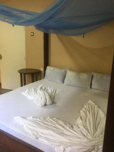 Tempat tidur dalam kamar di Tayana place