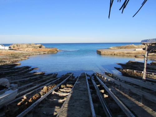 Imagen de la galería de VIVIENDAS TURISTICAS CAN MARIANO BARBER - ES CALÓ - FORMENTERA, en Es Caló