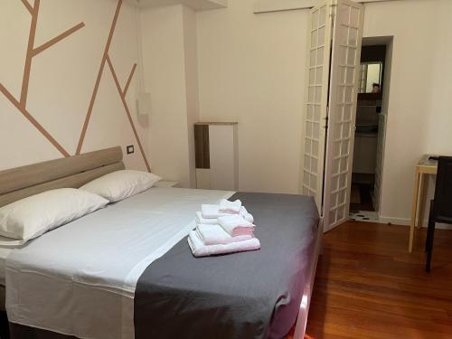 een kamer met een bed met handdoeken erop bij Una Rosa Blu in Salerno