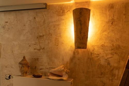 FrickenhausenにあるFerienwohnung Burgblick im Neuffener Tal mit Sauna und Wallboxの棚の上の像付き壁灯