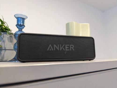 a modem sitting on a shelf with a blue vase at Zentrale und gemütliche Ferienwohnung in Winterberg nah an der Natur in Winterberg