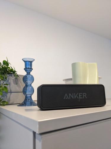 a table with a charger and a blue vase on it at Zentrale und gemütliche Ferienwohnung in Winterberg nah an der Natur in Winterberg