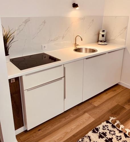 Una cocina o cocineta en An der Uni Klinik Homburg, Neueröffnung Exklusiv neu renoviertes Apartment mit Küche und Badezimmer