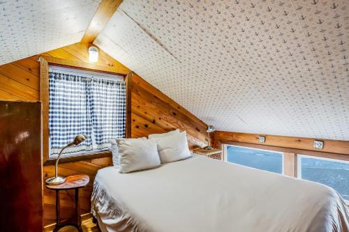 Una cama o camas en una habitación de Blue Sea Oceanfront Cottage