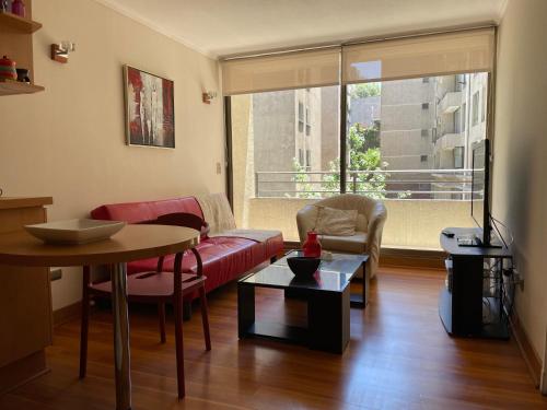 a living room with a couch and a table at Barrio Lastarria, Excelentes Apartamentos - Sofia Camilla Propiedades in Santiago