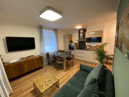 een woonkamer met een bank en een tafel bij Living8-Appartements in Bad Ischl
