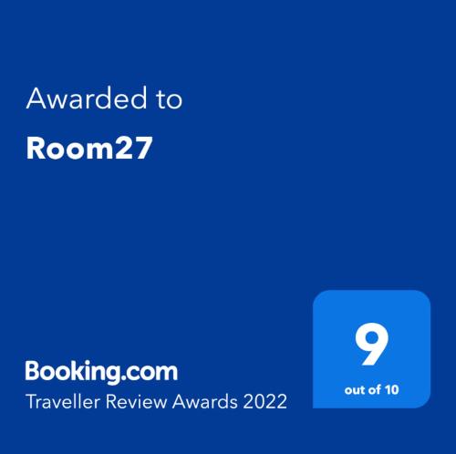 Certificado, premio, señal o documento que está expuesto en Room27