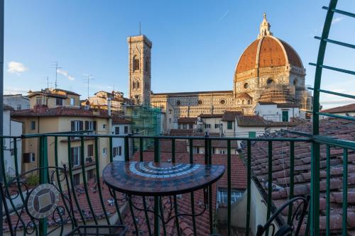 einen Balkon mit Stadtblick in der Unterkunft Firenze Rentals Corso 12 in Florenz