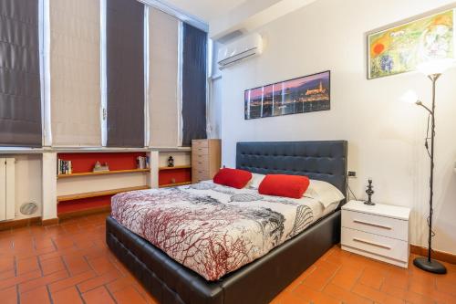 Un dormitorio con una cama con almohadas rojas. en Firenze Rentals Suite Oche, en Florencia