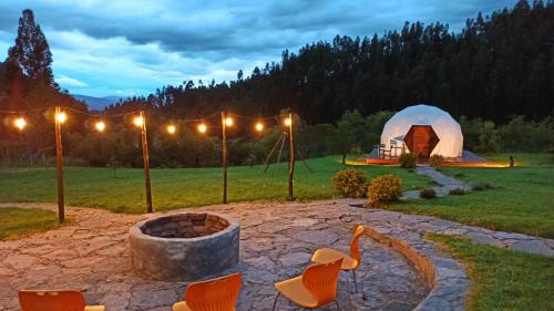 a yurt with chairs and a fire pit and a tent at Aldebarán Boyacá in Duitama