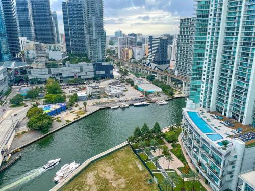 Miami & Skyline View at Stunning apt in Brickell