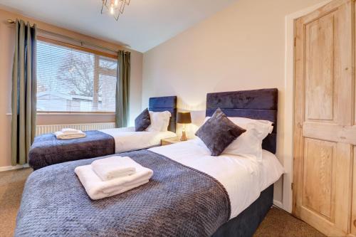 En eller flere senge i et værelse på Kist Accommodates - Stylish Headingley Apartment - Parking - 500 mps WIFI