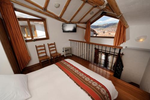 Casa San Blas Cusco Exquisite By Xima في كوسكو: غرفة نوم بسرير ونافذة كبيرة