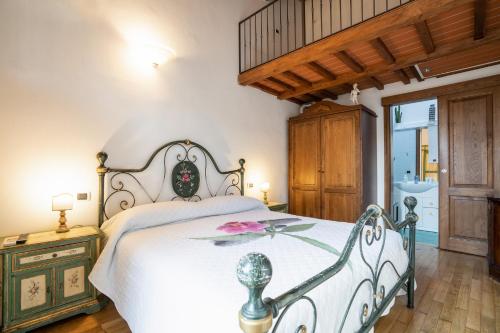 1 dormitorio con cama blanca y suelo de madera en Firenze Rentals Mini Suite Corso, en Florencia
