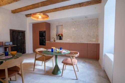 a kitchen and dining room with a table and chairs at Le Clos Dagobert in Chadeleuf
