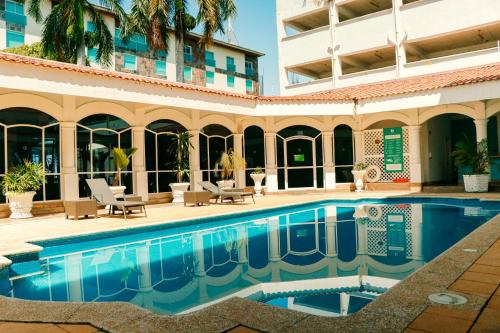 a swimming pool in front of a building at Quinta Edén Villahermosa in Villahermosa