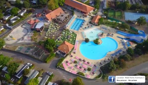 une vue aérienne d'un complexe avec piscine dans l'établissement Évasion Lodge, à Gastes