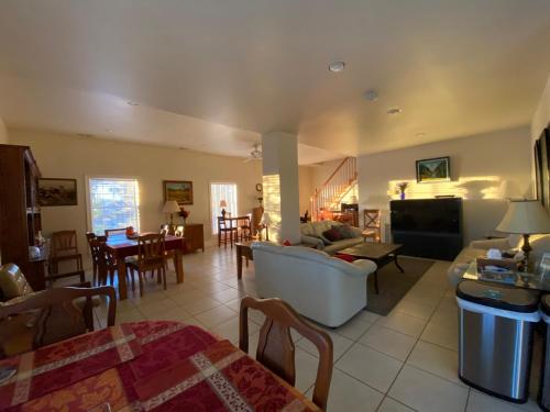 WaterfordにあるLoudoun Valley Manor B&Bのソファとテーブルと椅子のあるリビングルーム